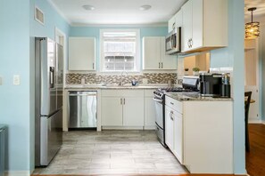 Private kitchen - Luxury Loft w XL Shower. Cozy Condo <R> with Private Courtyard/Dog Run & Laundry (Shreveport)