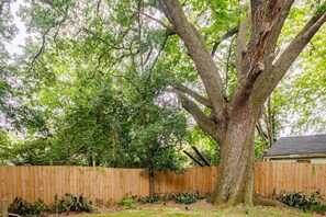 Property grounds - Luxury Loft w XL Shower. Cozy Condo <R> with Private Courtyard/Dog Run & Laundry (Shreveport)