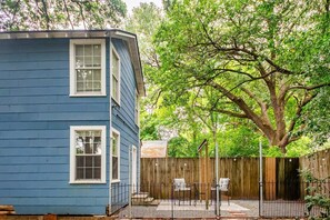 Property grounds - Luxury Loft w XL Shower. Cozy Condo <R> with Private Courtyard/Dog Run & Laundry (Shreveport)