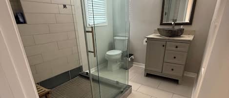 Een haardroger, handdoeken, zeep, toiletpapier