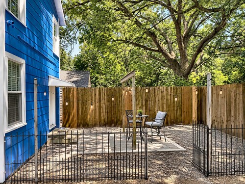 Luxury Loft w XL Shower. Cozy Condo <R> with Private Courtyard/Dog Run & Laundry