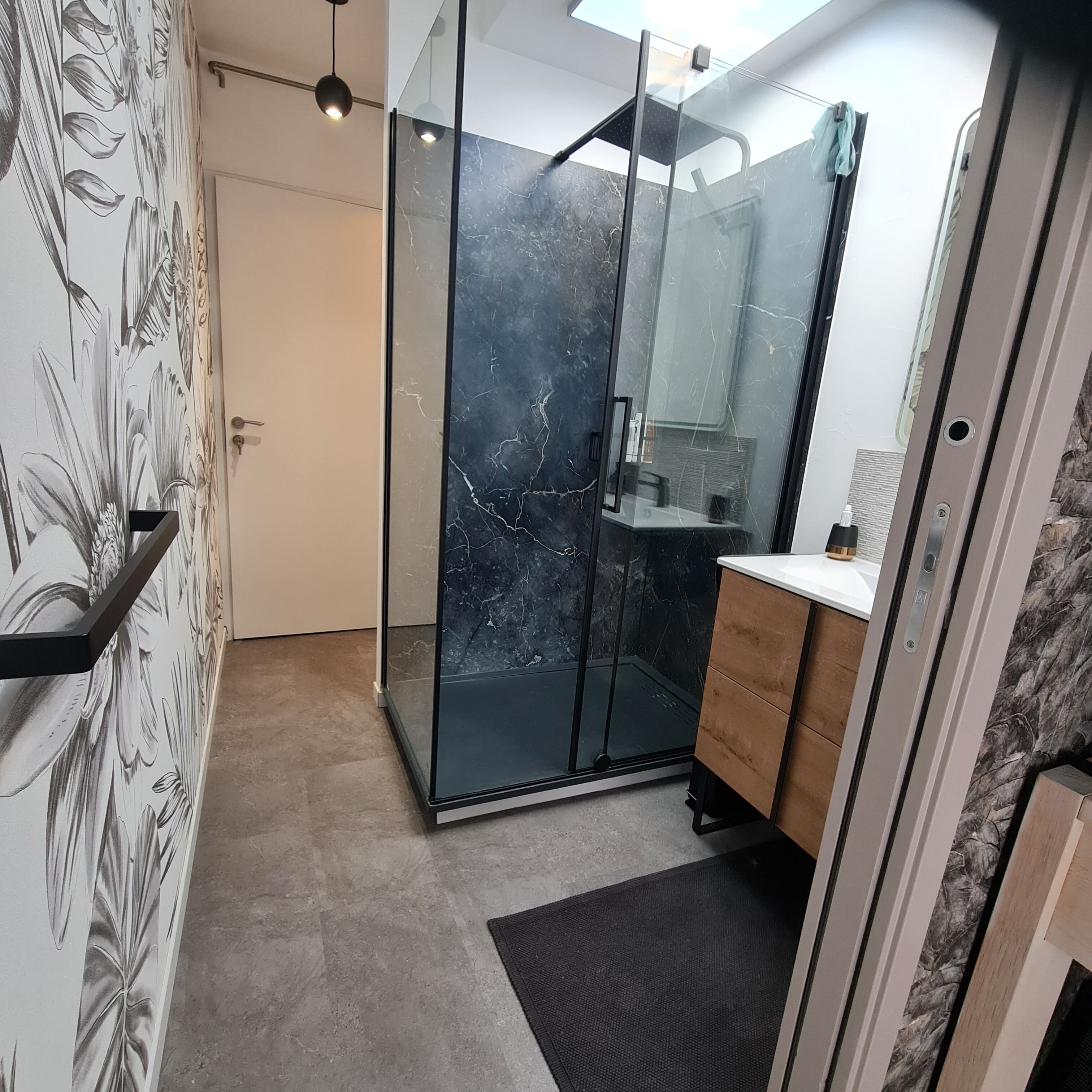 Suihku, hiustenkuivaaja, pyyhkeet, saippua