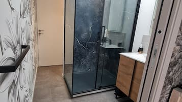 Suihku, hiustenkuivaaja, pyyhkeet, saippua