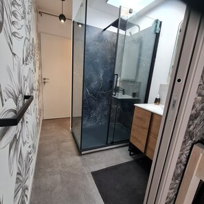 Suihku, hiustenkuivaaja, pyyhkeet, saippua