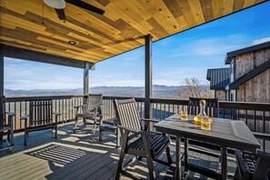 Outdoor dining - 270° Panoramic Views - Private Pool - Private Pickleball - Mountain Top Luxury! (Sevierville)