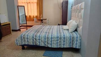 Chambre Exécutive, vue cour intérieure | Bureau, Wi-Fi gratuit