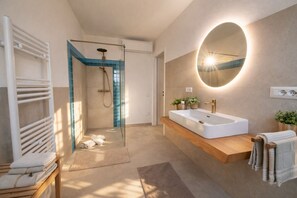Dusche, Haartrockner, Bidet, Handtücher