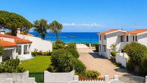 A coastal residential area with white buildings, a paved pathway, and a view of the sea. - 🏡 Luxury Villa with Private Saltwater Pool – Porto ColumbuDiscover an exclusive oasis of luxury, privacy and relaxation in Porto Columbu, perfect for guests seeking a refined holiday in a modern and carefully designed villa.The property features a p (Sarroch)