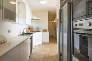 Fridge, microwave, oven, dishwasher - Biscaia Blue Horizon by Clama Retreats (Alcabideche)