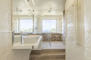 Dusche, Haartrockner, Handtücher
