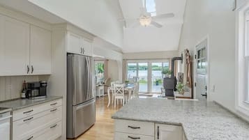 Micro-ondes, four, plaque de cuisson, lave-vaisselle