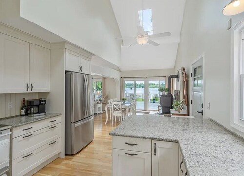 The perfect lakeside retreat for your group!