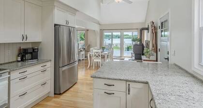 The perfect lakeside retreat for your group!