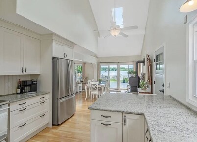 The perfect lakeside retreat for your group!