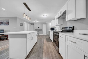 Fridge, microwave, oven, stovetop - Modern Getaway • Close to Disney (Orlando)