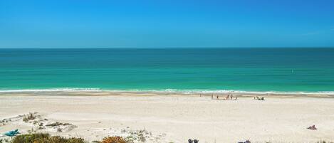 En la playa, camastros y toallas de playa