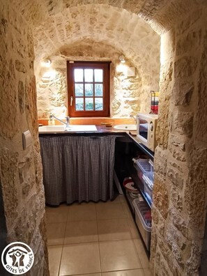 Fridge, microwave, oven, dishwasher - Gîtes de France® - Mas de Roche-Vilain (CAHORS)