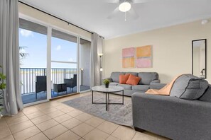 Smart TV - Unique Disney & Lake view- 1BD condo (Orlando)