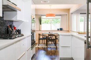 Een koelkast, een microgolfoven, een oven, een kookplaat