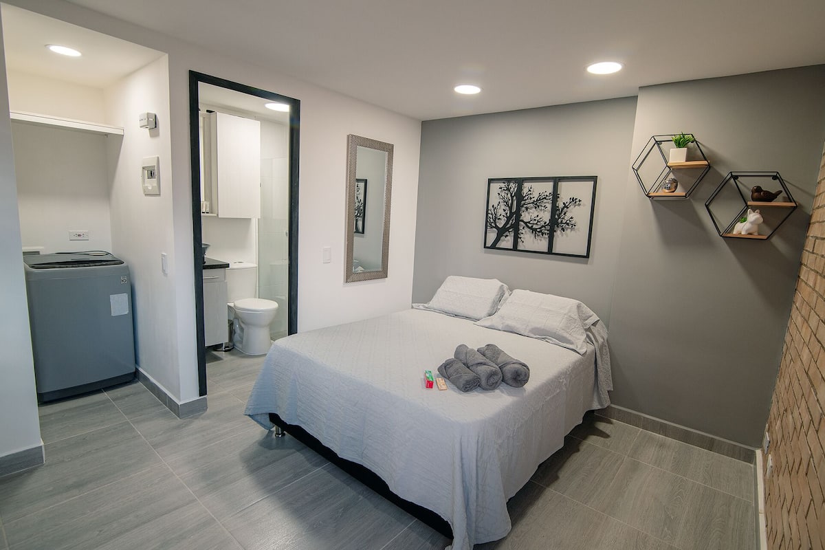 Apartment, Stadtblick, Turm | Schreibtisch, laptopgeeigneter Arbeitsplatz, Verdunkelungsvorhänge