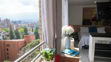 Bureau, espace de travail pour ordinateur portable, rideaux occultants