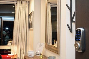 Apartment, Private Bathroom, City View | Interior