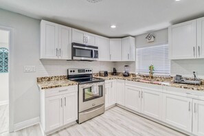 Fridge, microwave, oven, stovetop - Cozy & Modern | Family Ready | Ace Location (Tampa)