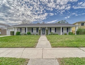 Exterior - Lake View with Pool & Air Hockey (Tampa)
