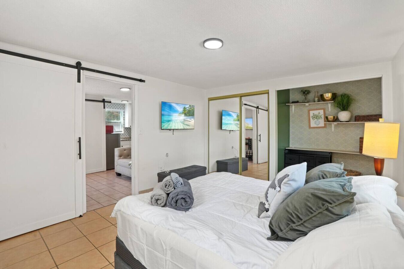 4 bedrooms, desk, iron/ironing board, travel crib