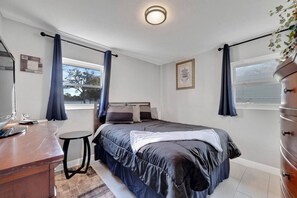 3 bedrooms, desk, iron/ironing board, travel cot - Tranquil Haven – Cozy & One-of-a-Kind Experience (Tampa)