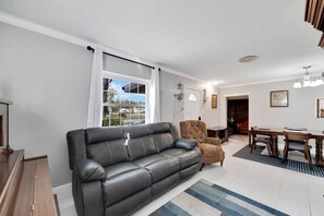 TV - Tranquil Haven – Cozy & One-of-a-Kind Experience (Tampa)