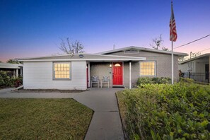 Exterior - Tranquil Haven – Cozy & One-of-a-Kind Experience (Tampa)
