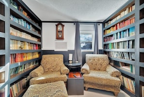 Interior - Tranquil Haven – Cozy & One-of-a-Kind Experience (Tampa)