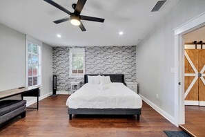 3 bedrooms, desk, iron/ironing board, WiFi - Spacious Getaway | Cozy & Modern | Backyard Dream (Tampa)