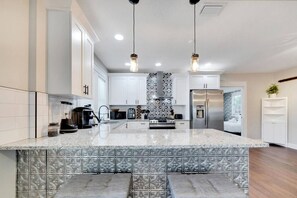 Fridge, microwave, oven, stovetop - Spacious Getaway | Cozy & Modern | Backyard Dream (Tampa)
