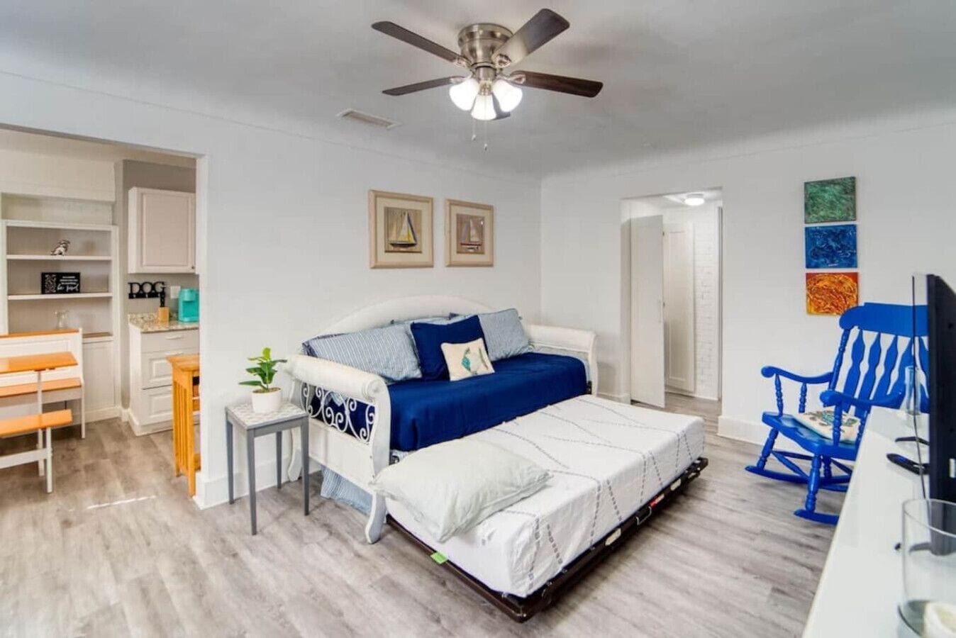 1 dormitorio, escritorio, tabla de planchar con plancha y cuna de viaje