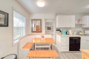 Een koelkast, een microgolfoven, een oven, een kookplaat