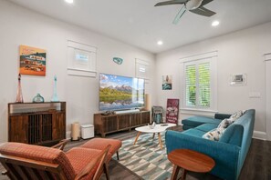 TV - Modern Poolside Retreat & Cozy Escape (Tampa)