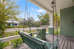 Terrace/patio - Modern Poolside Retreat & Cozy Escape (Tampa)