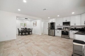 Kylskåp, mikrovågsugn, ugn och spishäll