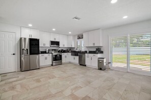 Geladeira, micro-ondas, fogão, cooktop