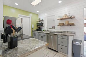 Fridge, microwave, oven, stovetop - Cozy & Charming | Family Ready | Ace Location (Tampa)