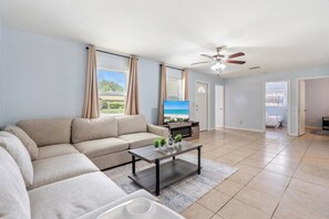 TV - King-Style Retreat · 4 BR · Family Friendly (Tampa)