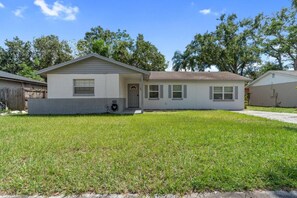 Exterior - King-Style Retreat · 4 BR · Family Friendly (Tampa)