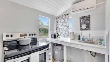 Mikrobølgeovn, kaffe-/temaskine, brødrister