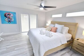 3 bedrooms, iron/ironing board, WiFi, bed sheets - Waterfront | Private Pool | Dock | Sunset Views (St. Petersburg)