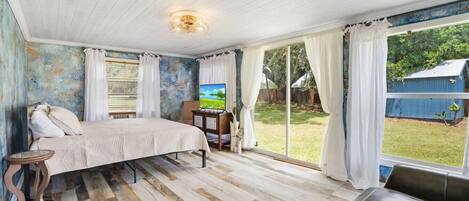 3 habitaciones, escritorio y tabla de planchar con plancha