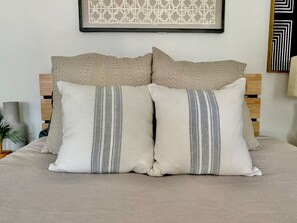 WiFi, bed sheets - Cozy Austin Studio: Quiet+Convenient: Full Kitchen (Austin)