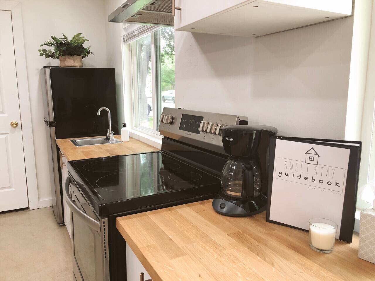 Fridge, microwave, oven, coffee/tea maker