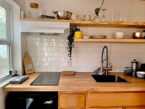 Een koelkast, een kookplaat, een koffiezetapparaat/waterkoker